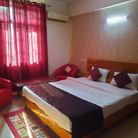Hotel Krishna International Vrindāvan Exteriör bild