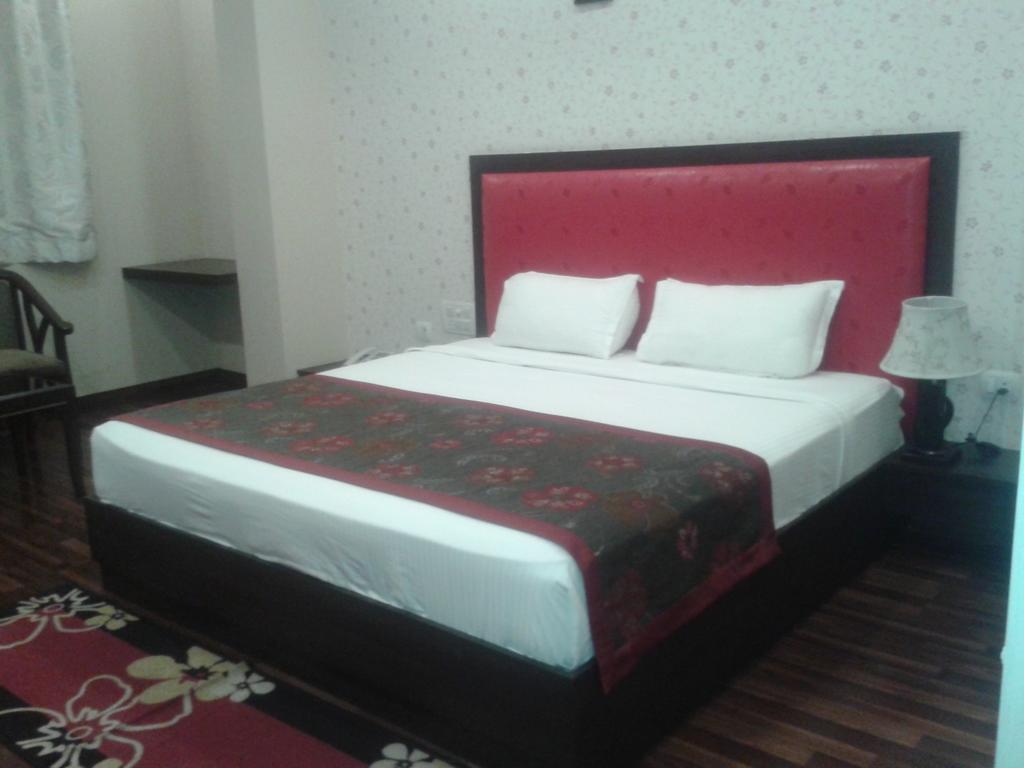 Hotel Krishna International Vrindāvan Exteriör bild