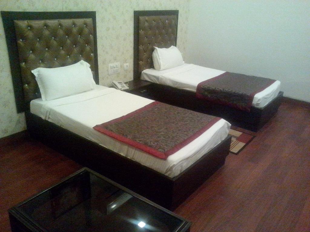 Hotel Krishna International Vrindāvan Rum bild