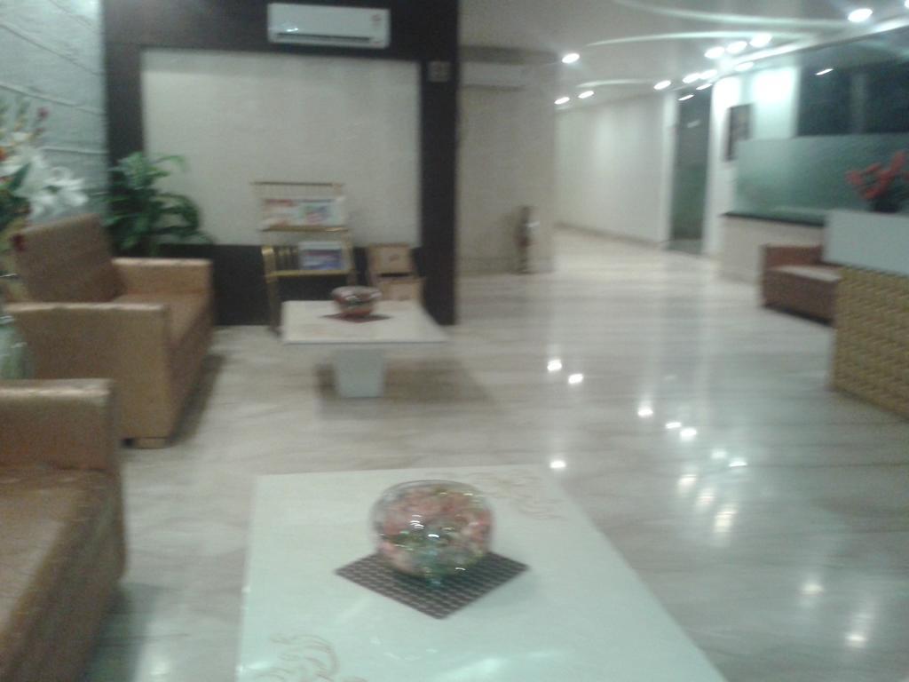 Hotel Krishna International Vrindāvan Exteriör bild
