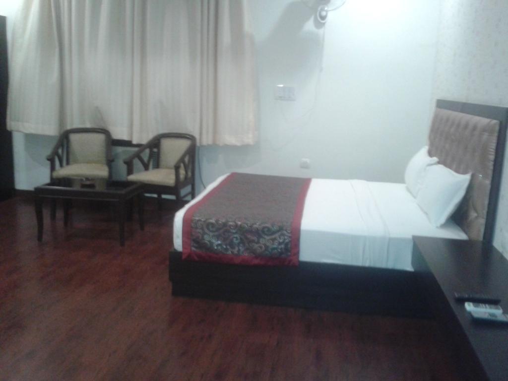 Hotel Krishna International Vrindāvan Exteriör bild