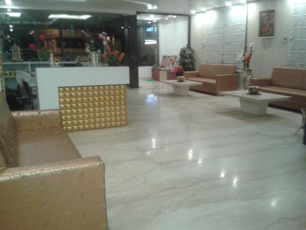 Hotel Krishna International Vrindāvan Exteriör bild