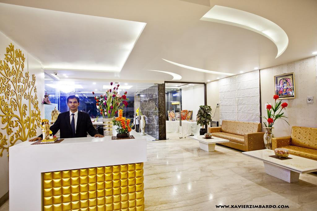 Hotel Krishna International Vrindāvan Exteriör bild