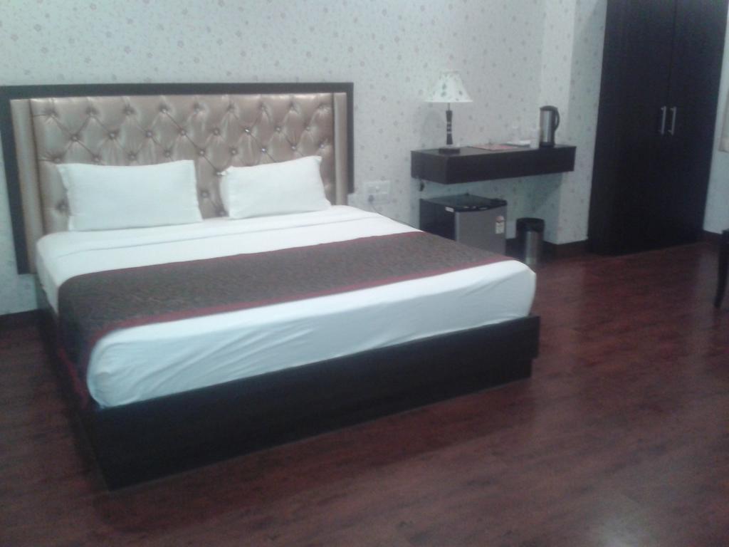 Hotel Krishna International Vrindāvan Exteriör bild