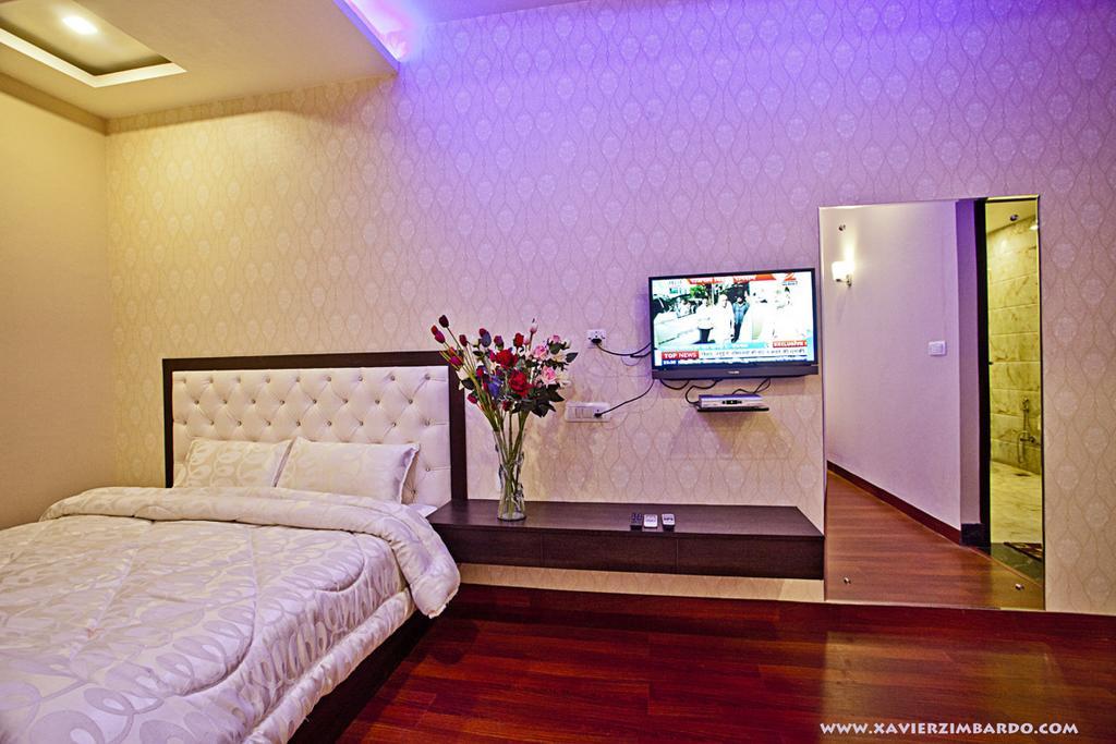 Hotel Krishna International Vrindāvan Exteriör bild