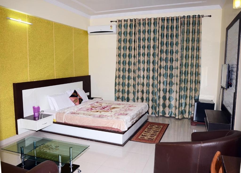 Hotel Krishna International Vrindāvan Exteriör bild
