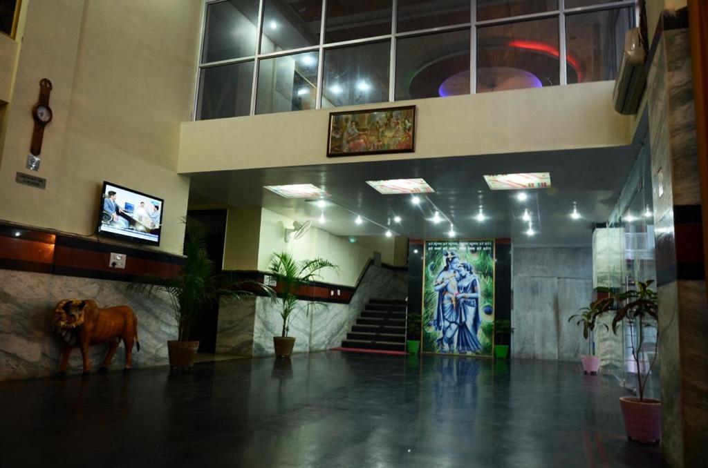 Hotel Krishna International Vrindāvan Exteriör bild